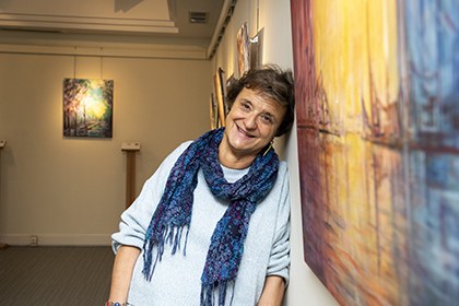 Marisa Alberca, junto a uno de los cuadros que expone en el Museo Tiflológico