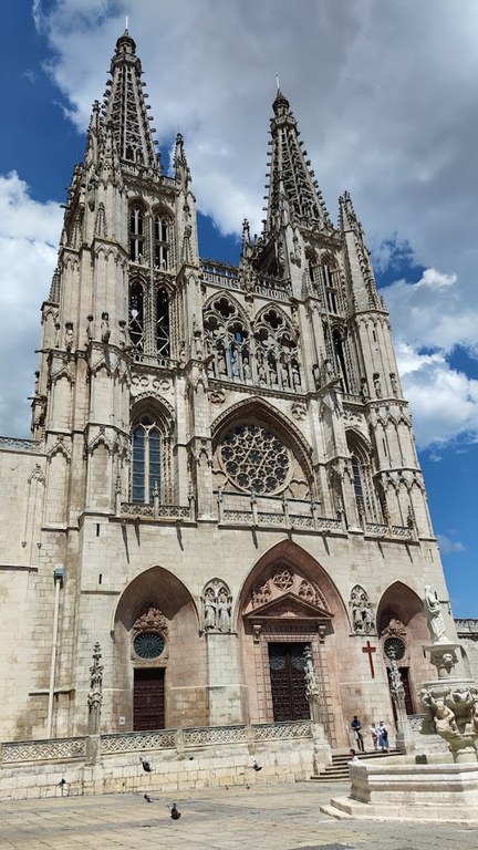 Entrega un ejemplar en braille de "El Quijote" al Archivo de la Catedral de Burgos